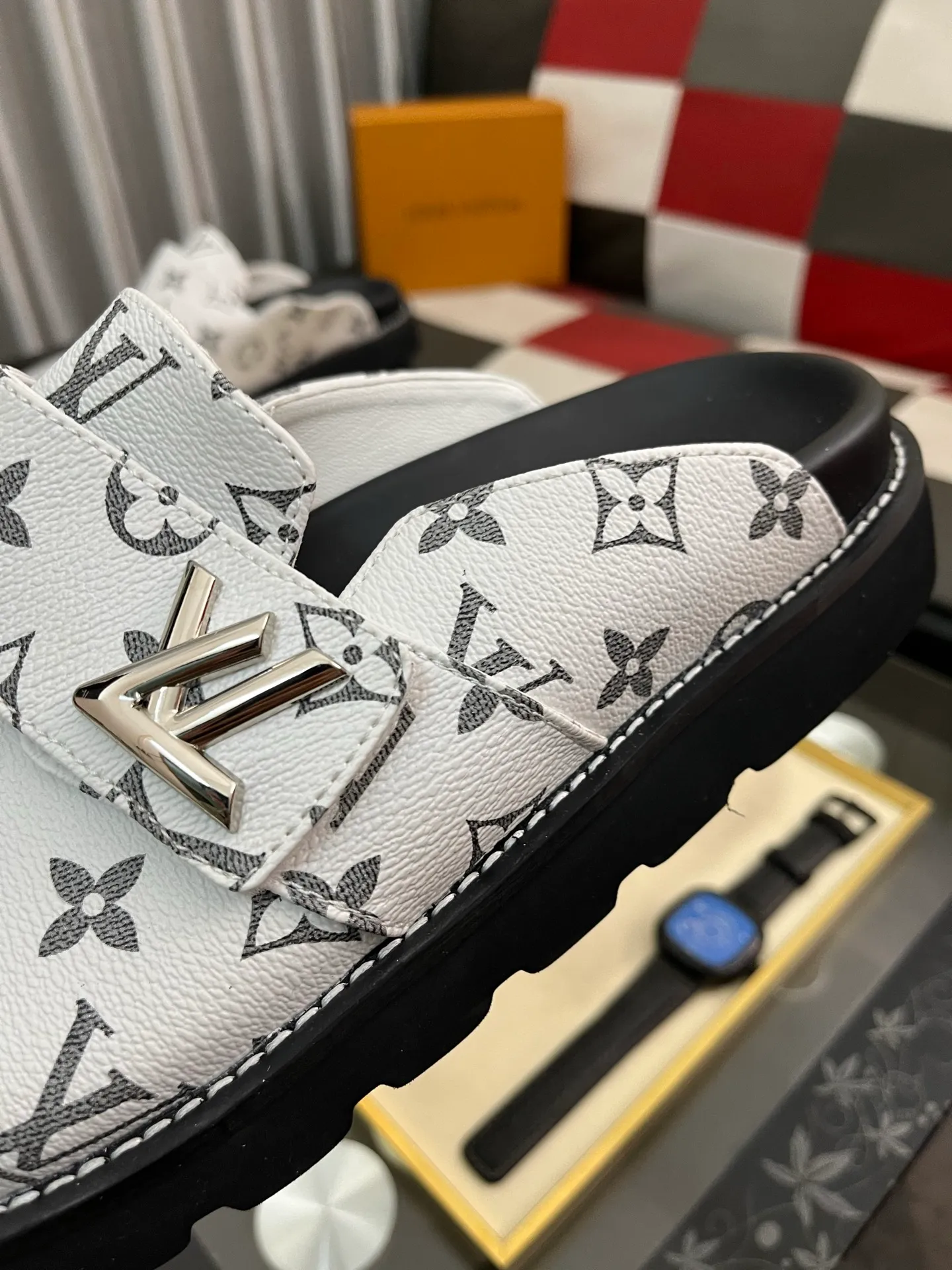 Men's men's shoes 💰420⌚️⌚️lv new Baotou half-slippers winterbreak comfert flat slippers lv letter and monogram floral embellished leather pattern, with sheepskin lining, suitable for indoor and outdoor wear. The water table is made of high-density foam material, which is light and comfortable. The sole has a certain thickness and the anti-aging effect is also good! Premium size: 38-444️⃣Colors available